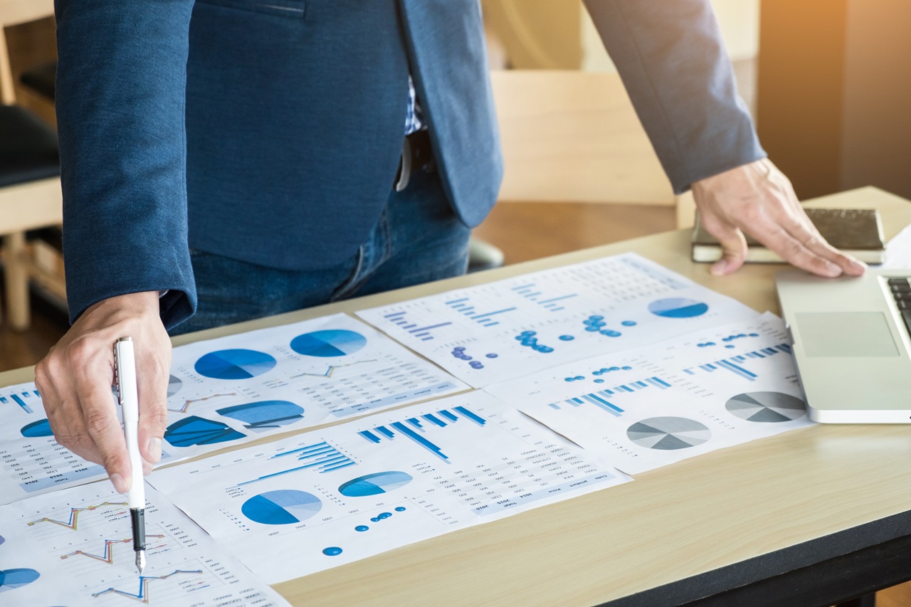 Profissional analisando gráficos e indicadores para estruturar processos
